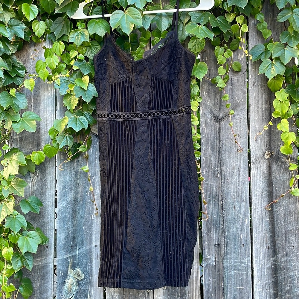 BLACK LACE SPAGHETTI STRAP MINI DRESS